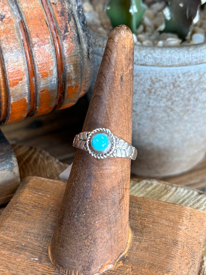 Turquoise oval cabochon silver ring with patterned band, size 6
