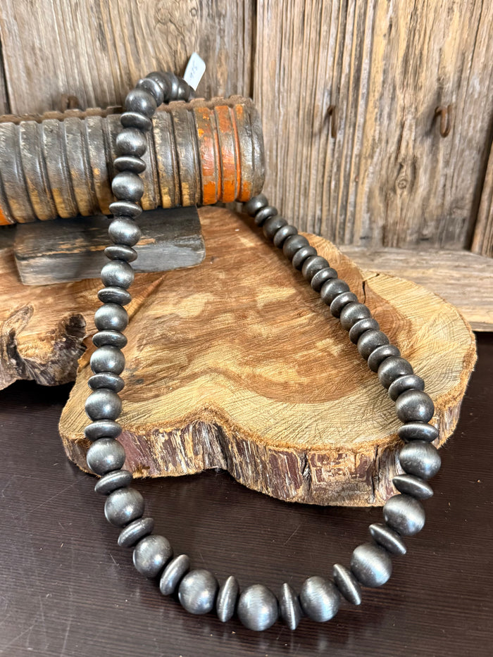 Graduated dark-silver pearl necklace with continuous beaded strand and oval loop