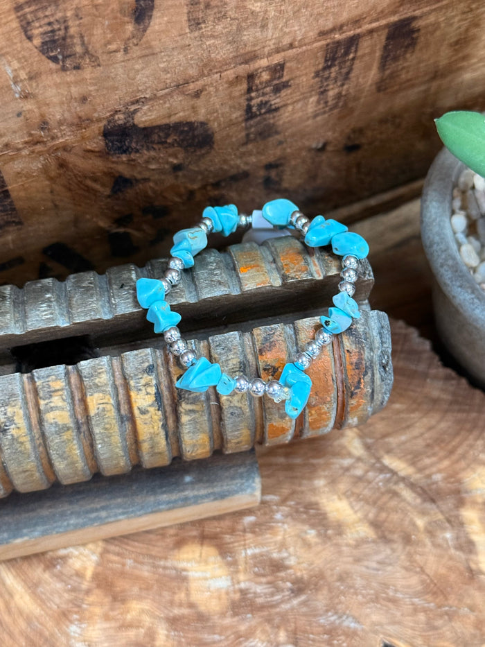 Turquoise chip and silver pearl stretch bracelet with bead detail close-up