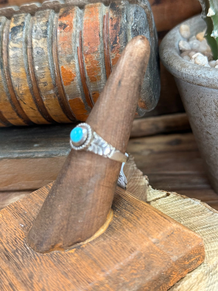 Turquoise oval cabochon silver ring, scalloped band detail, size 6