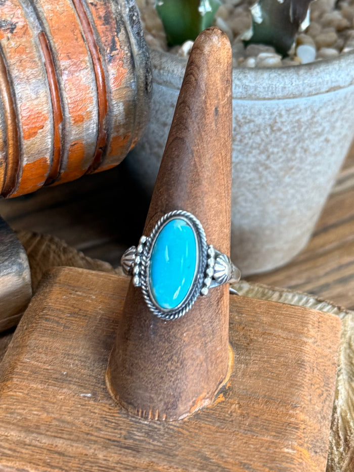 Turquoise oval cabochon sterling silver ring with rope border and split shank