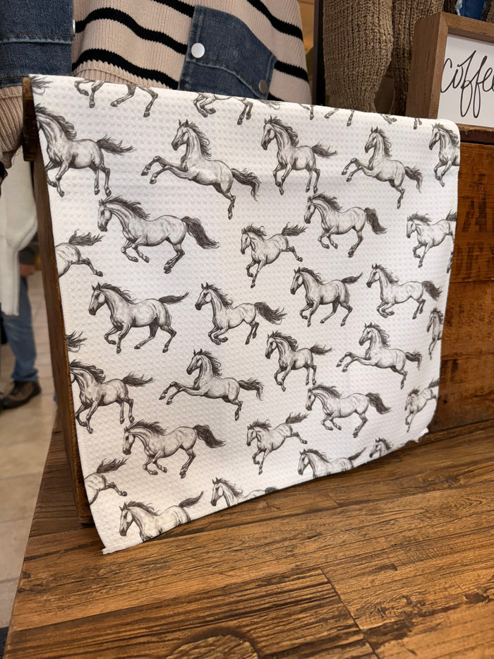 Horse pattern bath towel with running horses print on light background