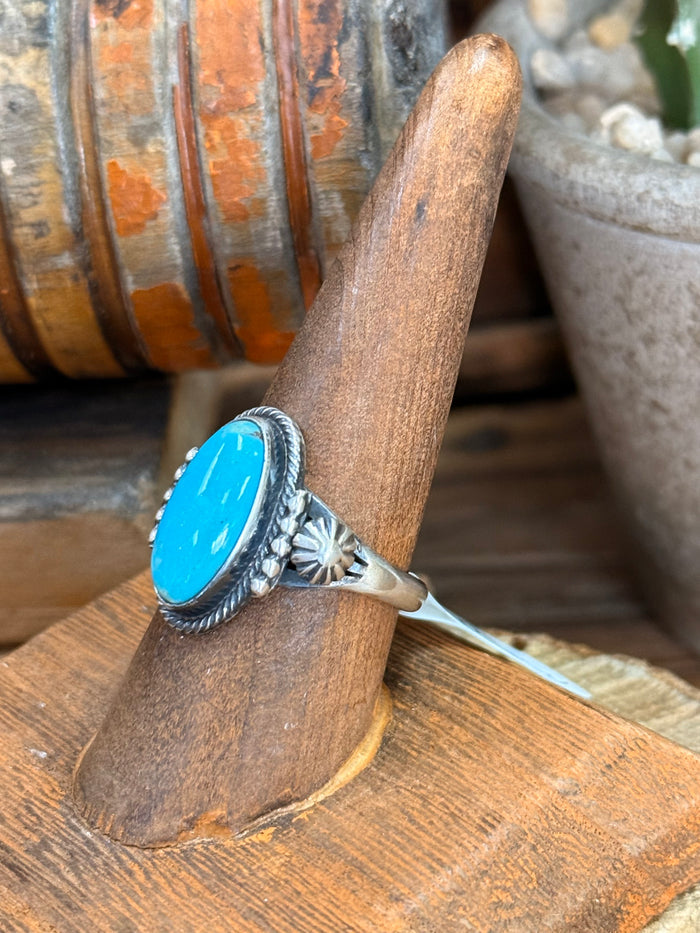 Turquoise oval cabochon sterling silver ring with rope-edge band detail