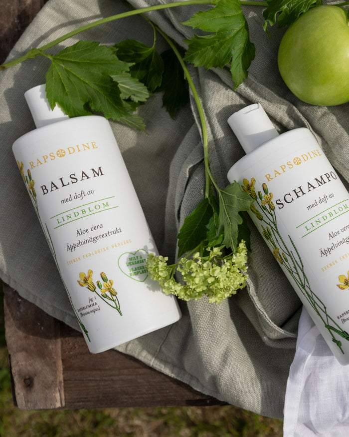 Ekologiskt schampo och balsam med lindblom från Rapsodine med rapsolja och aloe vera, naturlig hårvård i utomhusmiljö