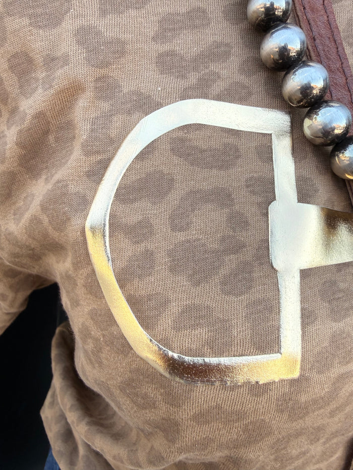 Leopard-print graphic T-shirt with white and yellow outlined front design