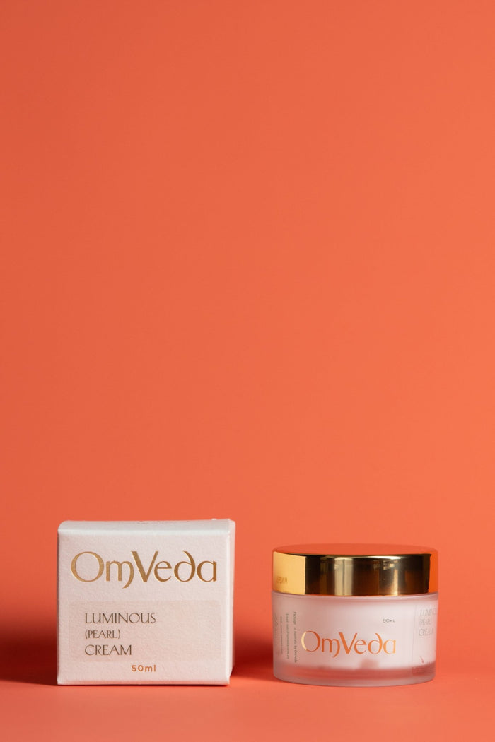 Luminous moisturiser cream jar, pearl-colored, with gold lid and white jar; 50 ml
