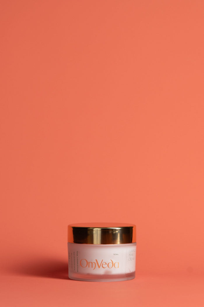 Luminous moisturiser jar with gold cap, white pearly cream; 50 ml