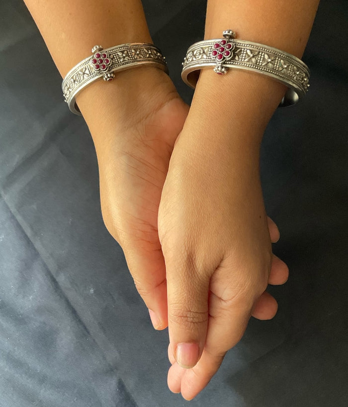 The Atyukti Silver Antique Openable Bracelet-Single (Oxidised/Size/2.2/2.4/2.6/2.8)